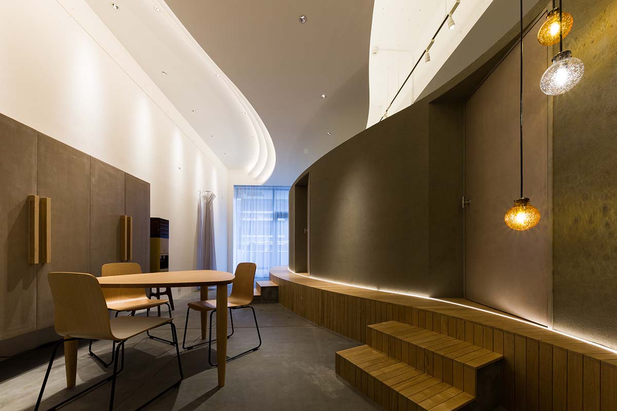 顧客リピート率93%の実店舗も運営